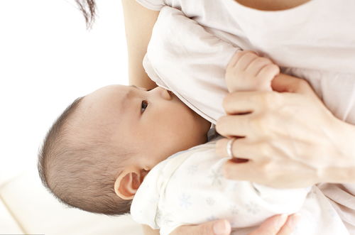 抱着喂奶如何换边图解?抱着喂奶对宝宝有什么影响